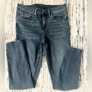 Calvin Klein Mid Rise Skinny, size 28